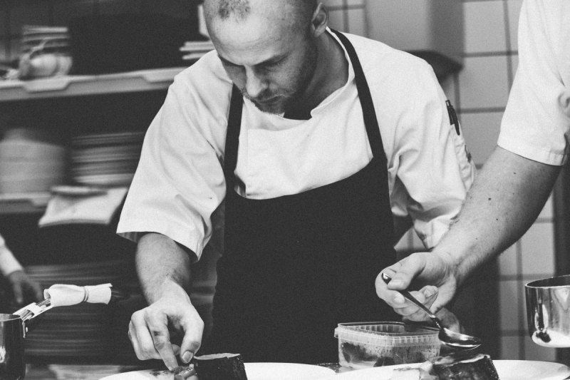 restaurant-TENDE-min_chef_kitchen_man_male_professional_occupation_profession_commercial_kitchen-566211